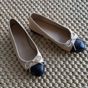 CHANEL Two-Tone Beige and Black Flats (35.5)